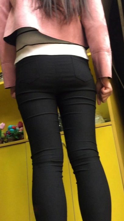 高挑黑色紧身裤美女和胖女逛街[1.22G/MOV]