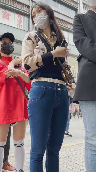 （积分333）超紧牛仔金三角美女