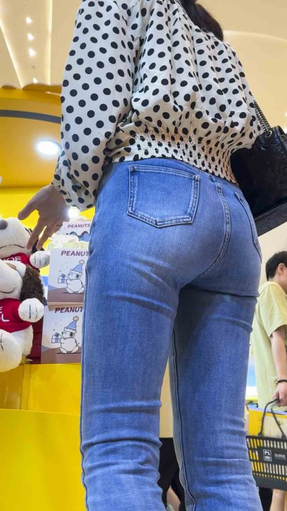 紧身牛仔裤下的肉感天堂，勒痕直指核心