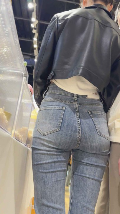 紧身牛仔裤与丰满翘臀你的愿望