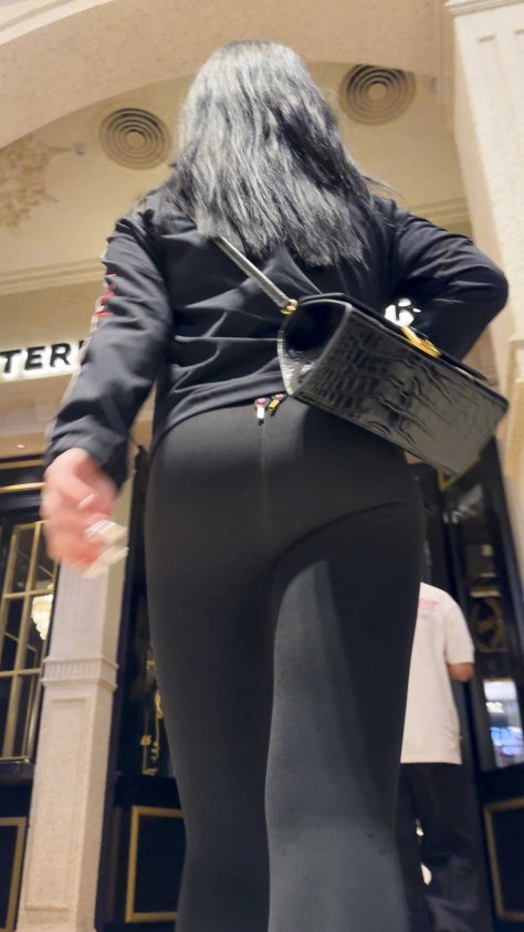 瑜伽裤的致命吸引力：大翘臀摇曳生姿，前骆驼趾几乎炸裂