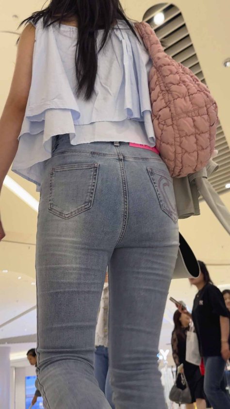 偶遇包臀牛仔美女小姐姐