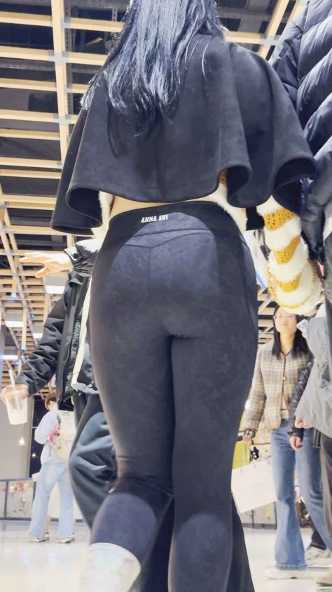 巨大的臀部，仿佛两座巍峨的山峰，高耸挺拔