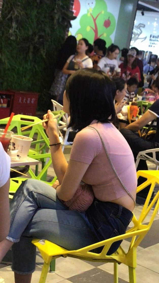 4K-就餐的蓝色休闲牛仔裤大胸美女[723M/MOV]