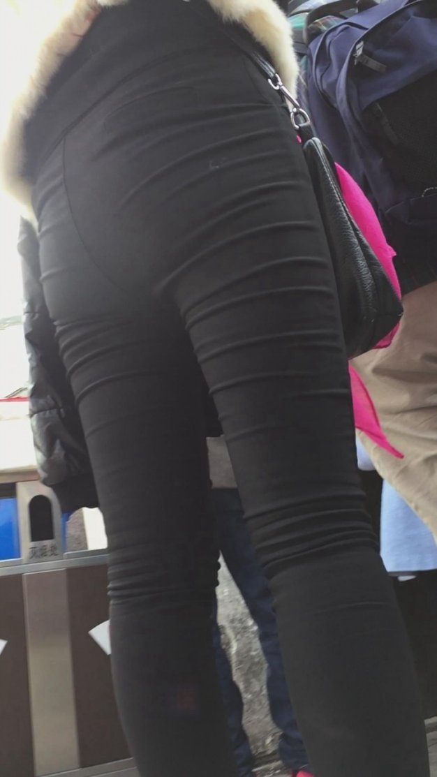 年轻长发黑色紧身裤妈妈带着小孩游玩[459M/MOV]