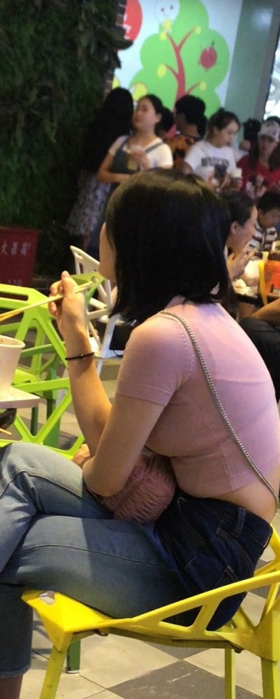 4K-就餐的蓝色休闲牛仔裤大胸美女[723M/MOV]