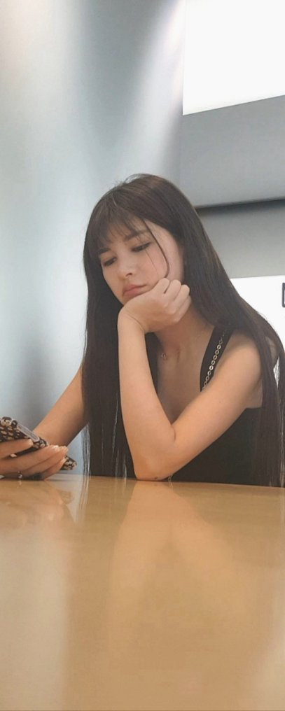 苹果商店极品美女性感翘臀，牛仔裤尽显修长身材[1.46G/MP4]