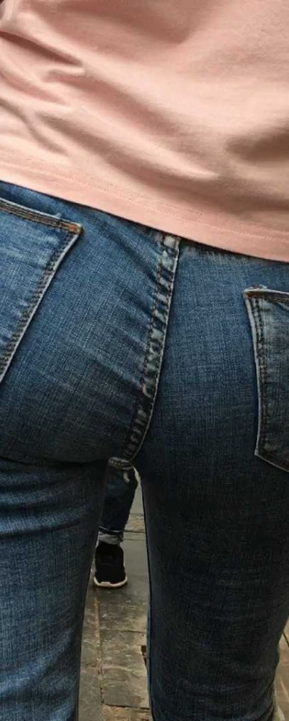 紧身肉感翘屯牛仔裤美眉[357M]