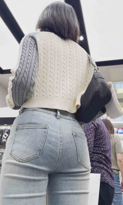 春节献礼小姐姐巨臀与纤细的腰身形成鲜明