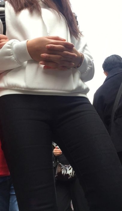 长时间捕获黑色紧身裤前三角区[272M/MP4]