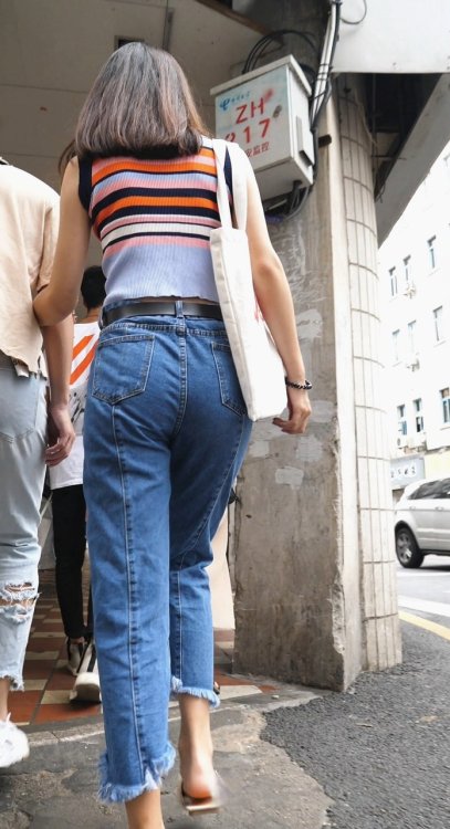 极品七分牛仔裤美眉[301M/MP4]