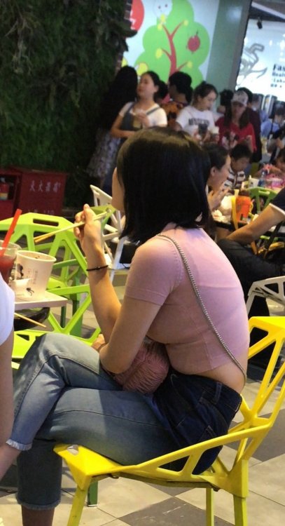 4K-就餐的蓝色休闲牛仔裤大胸美女[723M/MOV]