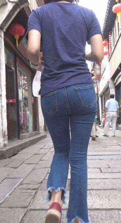 4K-极品牛仔喇叭裤翘臀美眉，紧身极品惹人爱[1.67G]