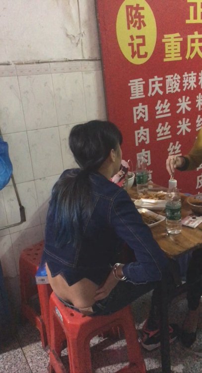 路腰紧身牛仔裤时尚漂亮美眉[878M/MOV]