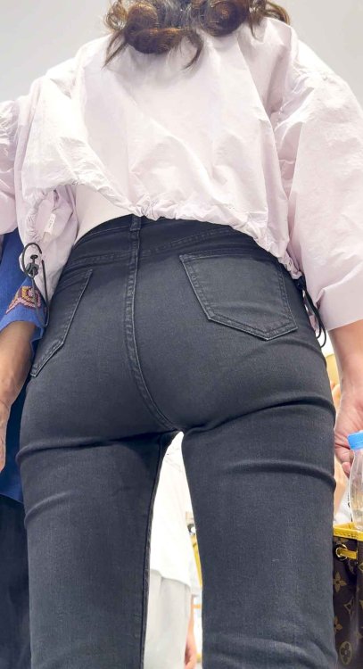 灰牛仔透内痕包臀美女