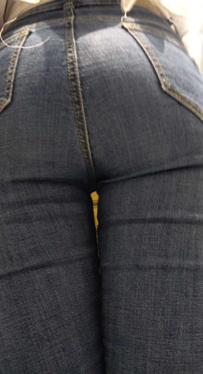 （积分96）饱满圆润翘臀牛仔妹子