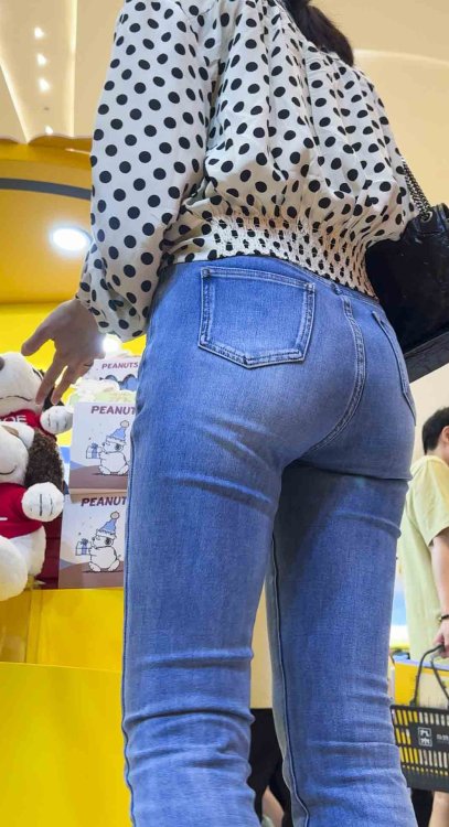 紧身牛仔裤下的肉感天堂，勒痕直指核心