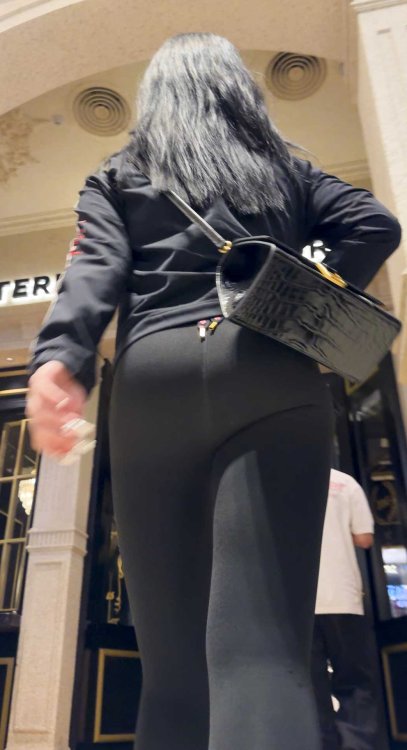 瑜伽裤的致命吸引力：大翘臀摇曳生姿，前骆驼趾几乎炸裂