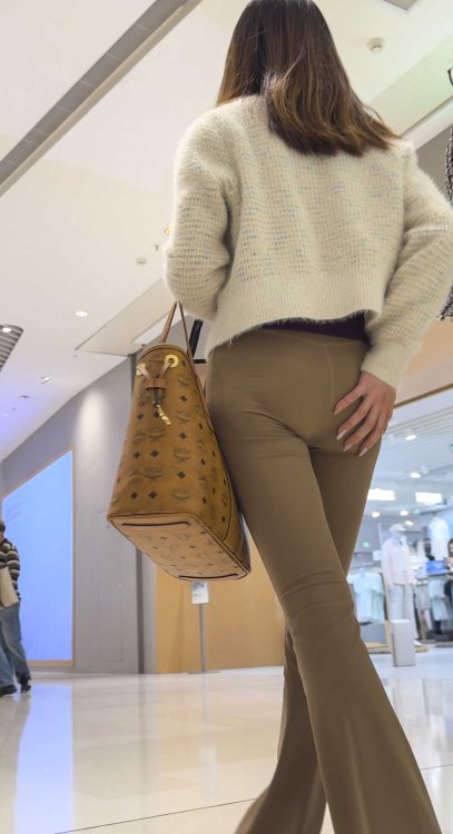 紧身瑜伽裤少妇的性感暴击