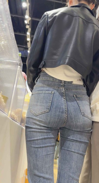 紧身牛仔裤与丰满翘臀你的愿望