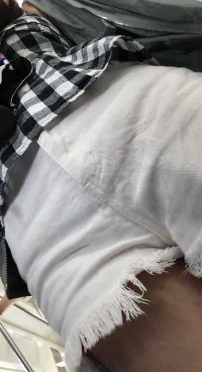 地铁上的白色牛仔热裤美眉[3.26G]