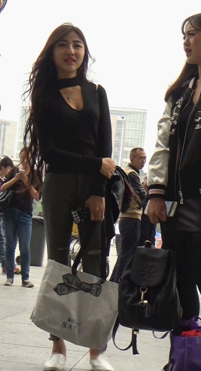 街拍黑衣性感翘臀牛仔裤美女[453M/MTS]