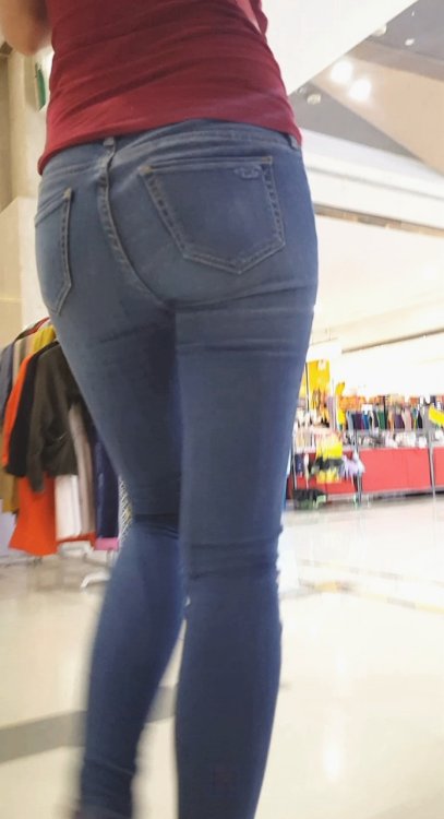 街拍紧身牛仔裤翘臀美女[618M/MP4]