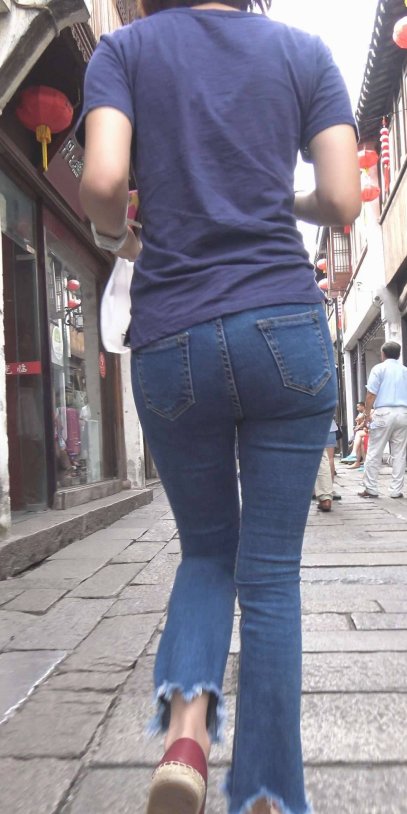 4K-极品牛仔喇叭裤翘臀美眉，紧身极品惹人爱[1.67G]