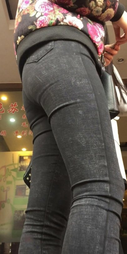 黑色紧身牛仔裤排队[663M/MP4]