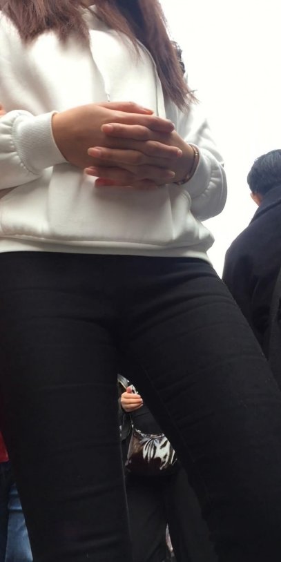 长时间捕获黑色紧身裤前三角区[272M/MP4]