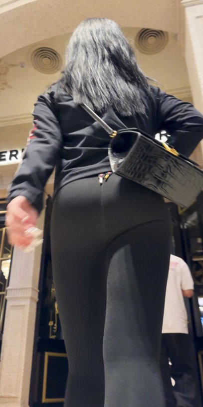 瑜伽裤的致命吸引力：大翘臀摇曳生姿，前骆驼趾几乎炸裂