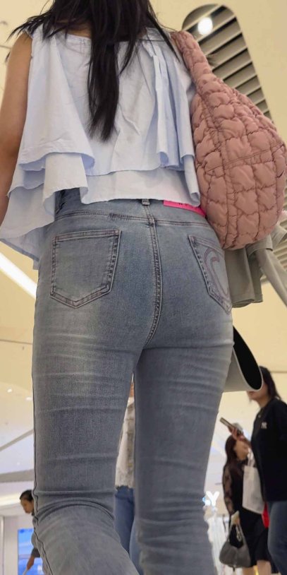 偶遇包臀牛仔美女小姐姐