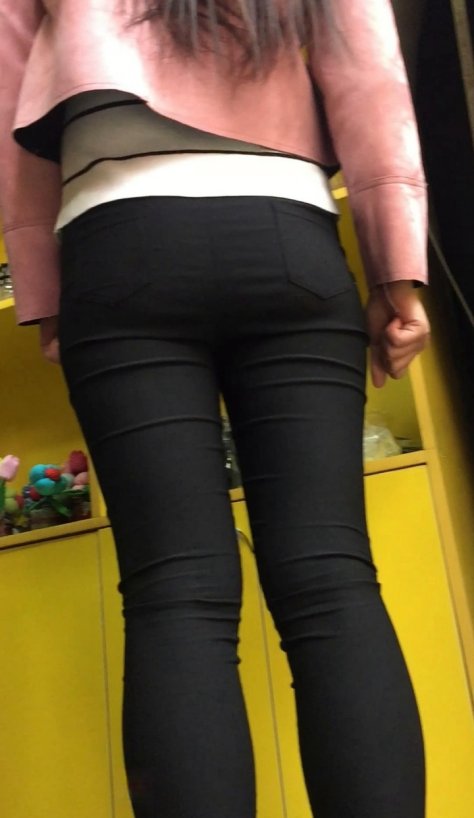 高挑黑色紧身裤美女和胖女逛街[1.22G/MOV]