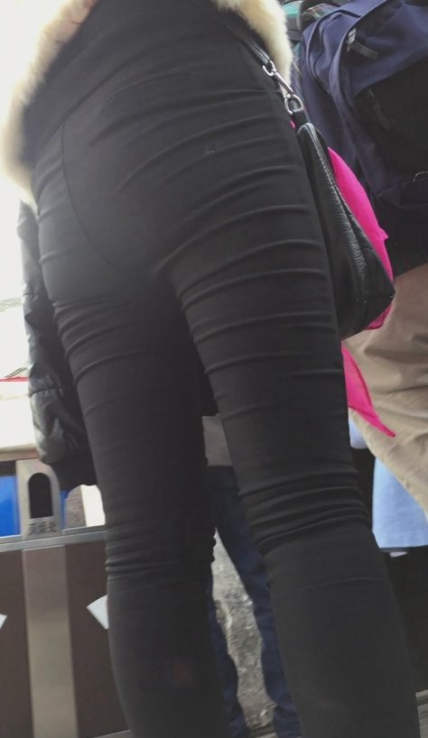 年轻长发黑色紧身裤妈妈带着小孩游玩[459M/MOV]