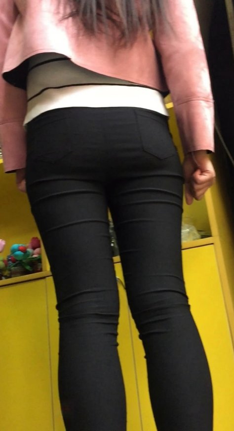 高挑黑色紧身裤美女和胖女逛街[1.22G/MOV]