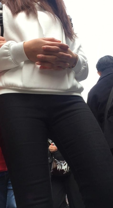 长时间捕获黑色紧身裤前三角区[272M/MP4]