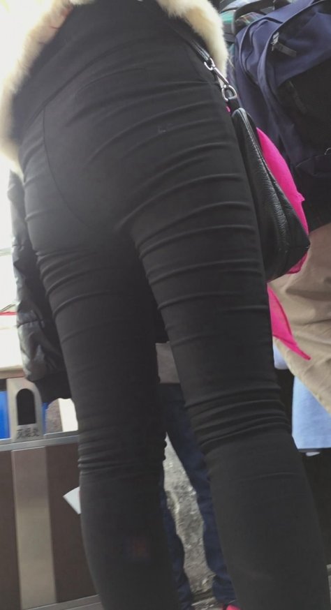 年轻长发黑色紧身裤妈妈带着小孩游玩[459M/MOV]