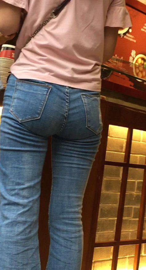 紧身肉感翘屯牛仔裤美眉[357M]