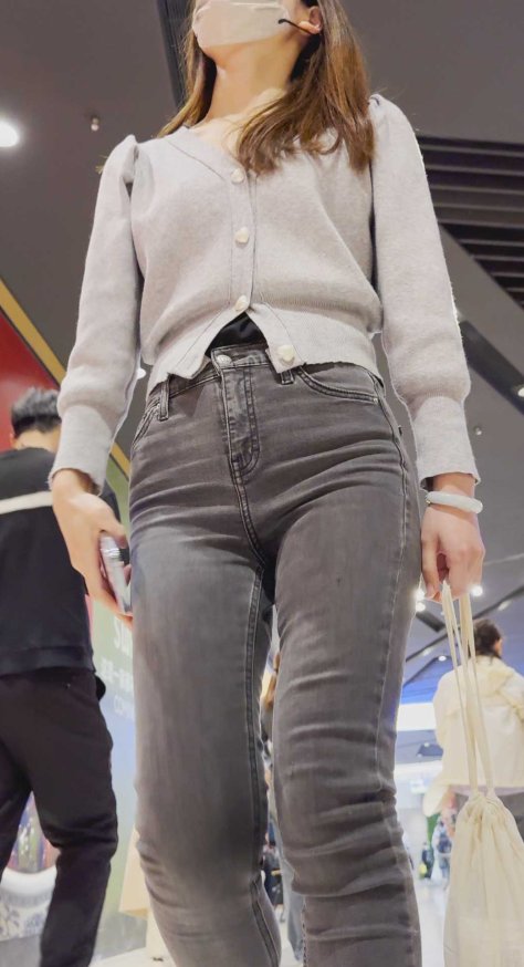 灰黑紧身牛仔裤极品蜜桃臀少妇