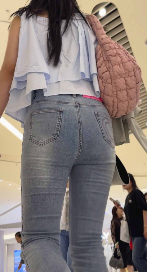 偶遇包臀牛仔美女小姐姐