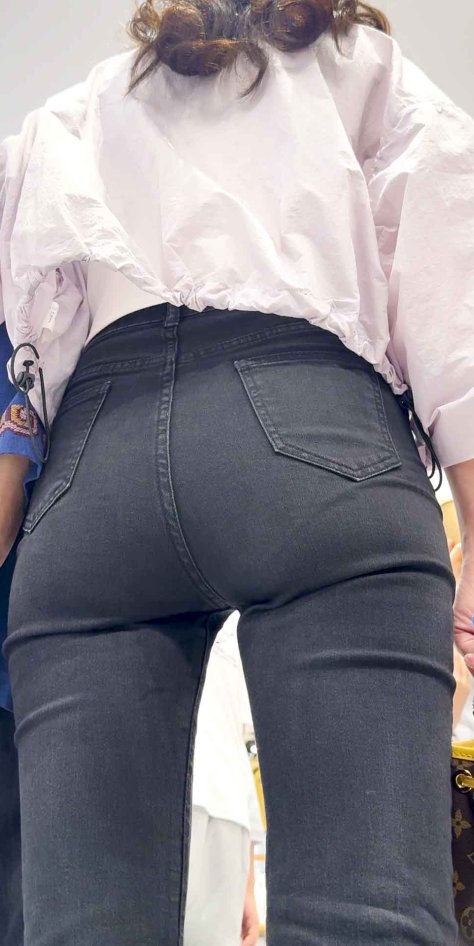 灰牛仔透内痕包臀美女