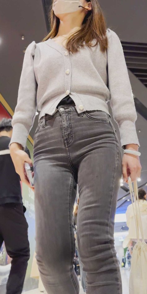 灰黑紧身牛仔裤极品蜜桃臀少妇