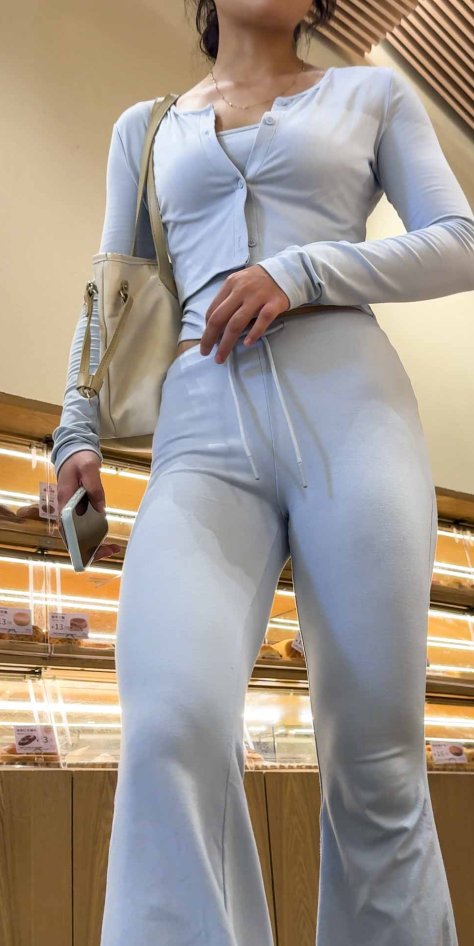 小龙女表妹性感身材曲线让人着迷