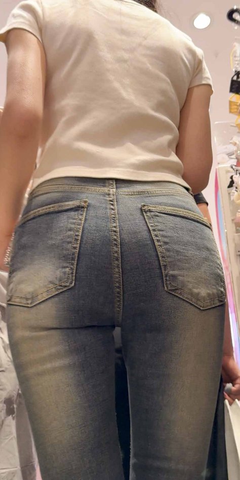 性感宽大三骆驼趾美女