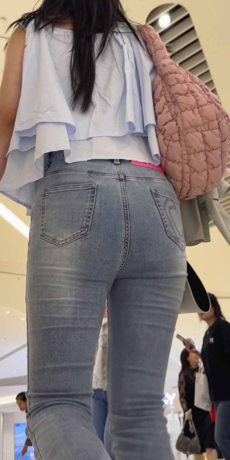 偶遇包臀牛仔美女小姐姐