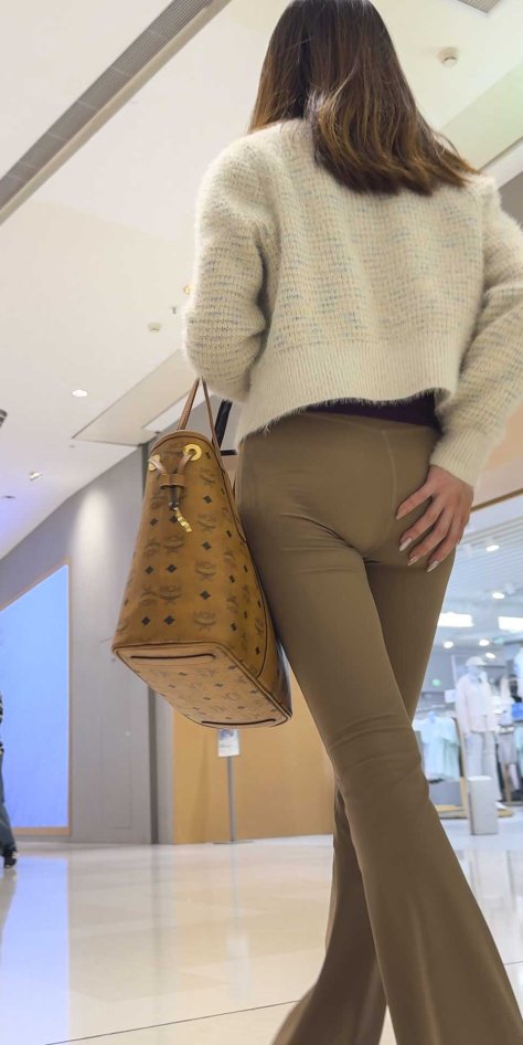 紧身瑜伽裤少妇的性感暴击