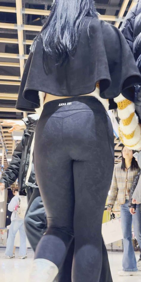 巨大的臀部，仿佛两座巍峨的山峰，高耸挺拔