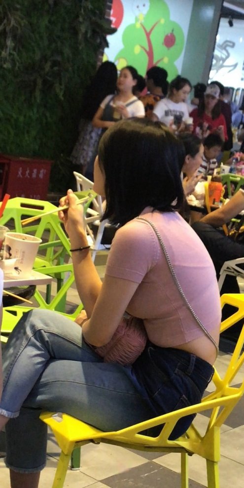 4K-就餐的蓝色休闲牛仔裤大胸美女[723M/MOV]