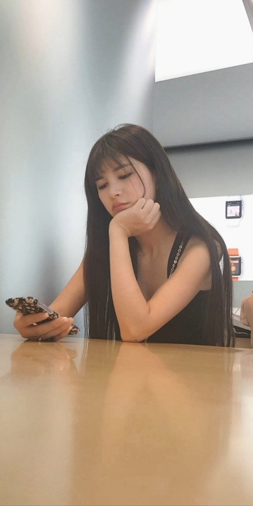 苹果商店极品美女性感翘臀，牛仔裤尽显修长身材[1.46G/MP4]