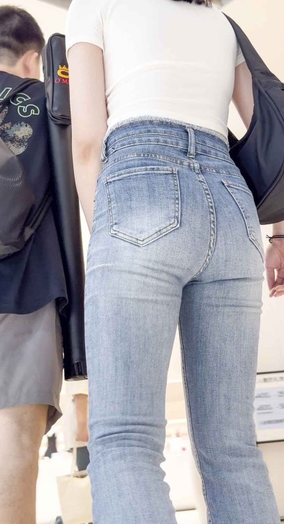 （积分288）国庆献礼蜜桃臀弹跳诱人，裤勒出轮廓